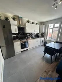 HP Wizards Corner Spacious 4 bed near Watford Junction - Image 2