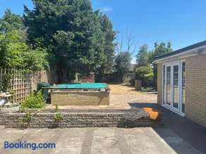 The Harlington Garden House 5BR with Large Garden - Image 2