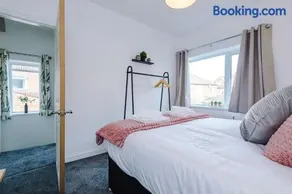 Charming and Modern 3BR Home Steps Away From City Center - Image 2