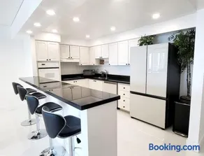 Luxury Beach & City View Condo 5 min walk to beach - Image 5