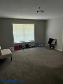 Cozy Pink Atlanta Stay - Image 1