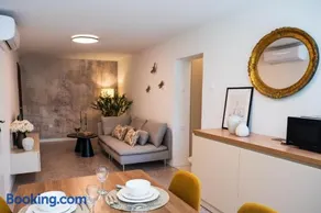 APARTMENT ATRIO SILENTE - two connected one bedroom apartments - sleeps 4 - 800 m from Split Old Town - Image 2