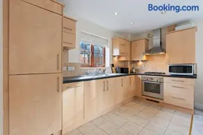 Cozy 2bed flat with free parking near Willen Lake in Milton Keynes - Image 5