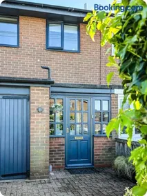 Stylish & comfortable home near airport and hospital - Image 5