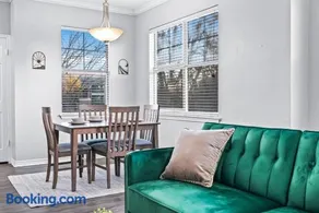 Luxe New Unit 2BR, 2BA Pool Access - Image 2