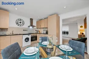 10 St Edmundsbury Mews - Image 2