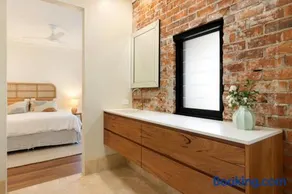 Merlin - Luxury Riverfront Escape, Walk to Beach - Image 4
