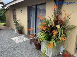 PINE COTTAGE Self catering fully equipped 2 bedroom, Queen bed 3 singles 65sqm cosy private cottage - Image 4