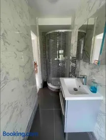 Large Double Room On Ground Floor with Free Parking, Workspace & Superfast WiFi - Image 3