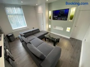 Entire 3-Bed House-Jaquzzi Bath-Private Parking- suitable for contractors - Image 1