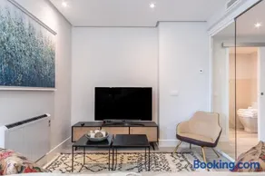 Chic Central Madrid Apartment with Light - Image 2