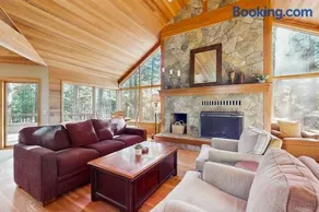 Tree-lined home with private hot tub 7 pools 14 tennis courts golf gym AC - Image 1