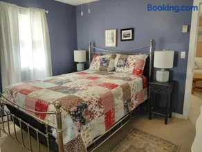 Authentic Cottage on Lake George - Image 3