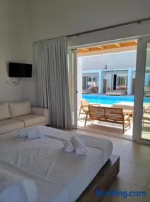 Blue Summer Luxury Suites - Image 2