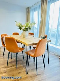 Gorgeous two bedroom luxury Apartment sleeps 6 - Image 4