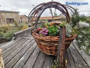Gîte Familial à Riotord avec Jardin et Aire de Jeux - Image 1