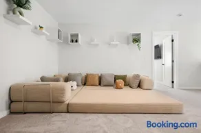 Large Single Detached House with Pool Table, Sleeps 12 and King Bed - Image 2