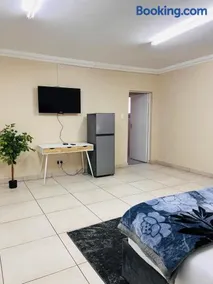 Airport Continental Guest House - Image 4