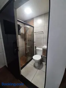 Quarto com banheiro a 3 minutos do centro - Image 1