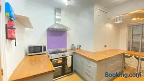 Luxury 2 bed Bournemouth Walk to Beach Poole King bed - Image 4