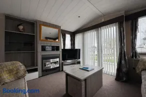Lovely Caravan With Decking At Cherry Tree Park Norfolk Ref 70724C - Image 4