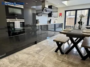 Luxurious Modern House With Garden Close To City Centre - Image 2