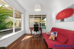 The Spacious & Elegant Vacation Haven - Glenside - Image 2