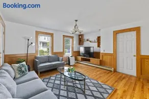 17 Cozy&Spacious 3 bedroom home in Malden with window AC - Image 1