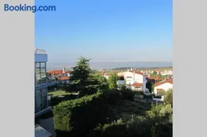 Τraditional fully detached villa on a luxurious hillock of Thessaloniki with its own garden also for family & wedding gatherings for 10 to 25 people only 15 minutes from airport - Image 3