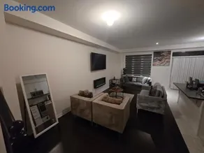 Elegant 3br Kleinburg Townhouse Free Parking Wifi Full Kitchen Laundry Near Canadas Wonderland - Image 3