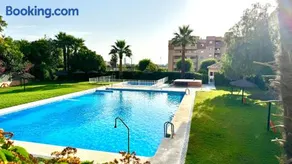 Appartement de vacances entièrement équipé avec internet haut débit, jardin et terrasse | Vue jardin | Parfait pour le travail à distance - Image 2