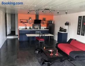 Comme dans un écrin - T2 de 50 m² avec jardin, terrasse et piscine - Image 2