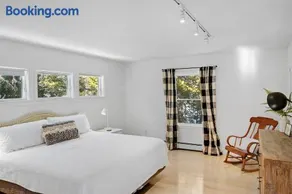 Northern Nest MDI Lakefront Single-Level, Dual King Bedrooms & Private Dock - Image 3