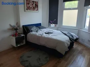 Stylish 3BR House Near Central London - Image 2
