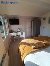 Private Lodge close to beaches and Goodwood - Image 3