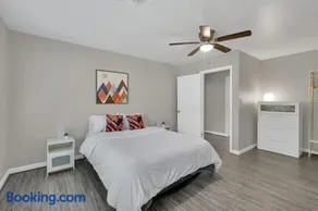 Piney Woods I Ping Pong I By SHSU I TV I Sleeps 11 - Image 3