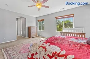 Large home- sleeps 16 - Image 4