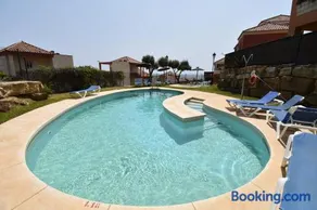The Coral Breeze - Top Floor Apartment with Spectacular Views - Image 3