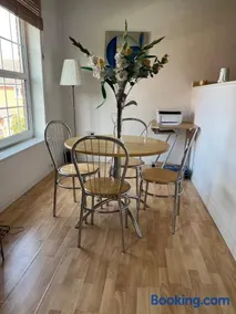 Chic Apartment - Image 2
