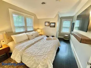 Walk Downtown & River Stylish Cozy Stay w Huge Porch - Image 3