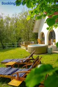 Pet-Friendly Private Vineyard Cottage with Jacuzzi - Image 1