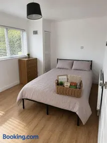 Stylish 4BR Home - Sleeps 7 - Parking & WiFi - Image 5