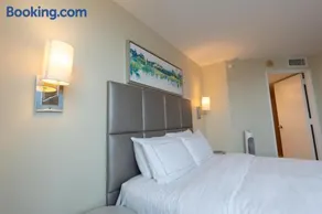 Luxury Waterfront Condo Hilton Hotel Amenities Beach Pool Jacuzzi Jetskis Gym - Image 2