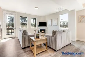 New Townhouse Central Bend w Fireplace - Image 3