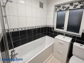 The Chessington Retreat - 2 Bed Home - Image 2