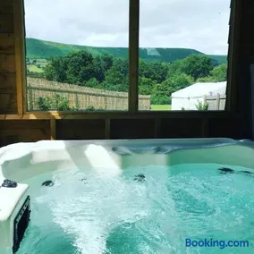 Luxury cosy carriage with electric private hot tub - Image 3
