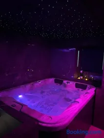 Suite romantique avec jaccuzzi - proche des lacs - La secrète room - Image 1