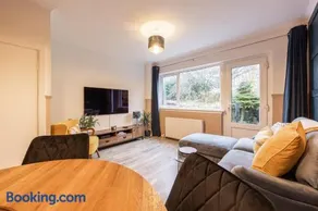 Bright 1-Bed Home with Garden Near Braid Hills Golf Course - Image 5