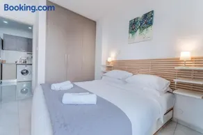 Finikoudes Beachside Retreat - Image 4