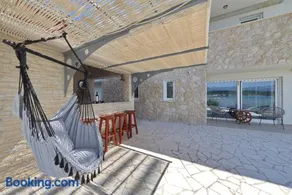 Villa Maritime - Exklusive Strandvilla mit beheiztem Pool, Grillhütte & Meerblick bei Zadar - Image 2